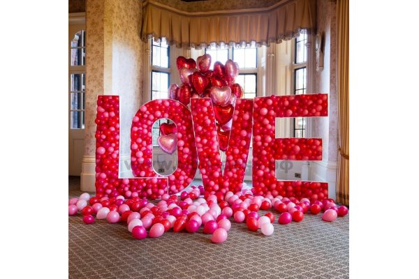 Фотозона из аэромозайки буквы LOVE с шарами